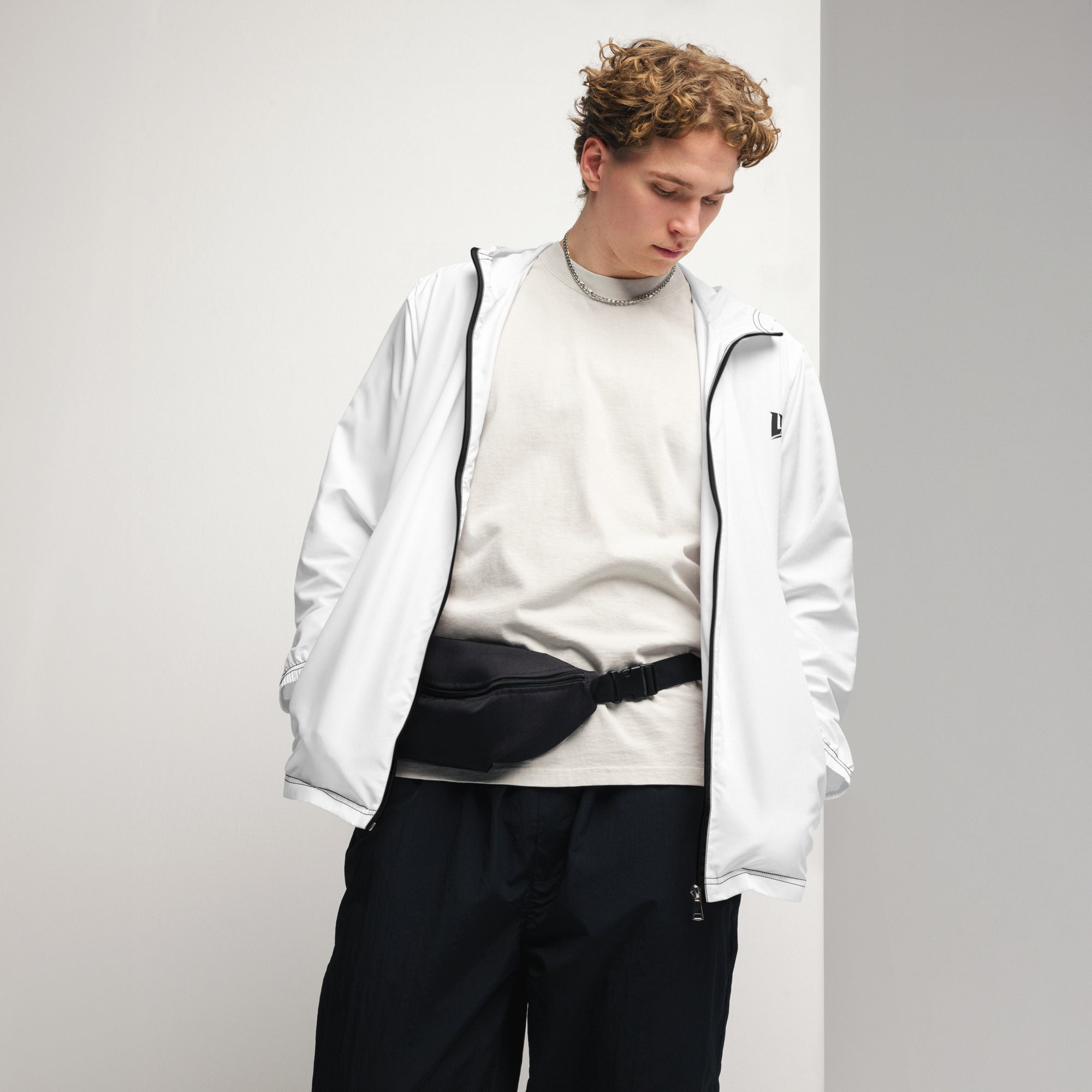 Coupe-vent impermeable homme streetwear LB noir, vue de face rapprochee
