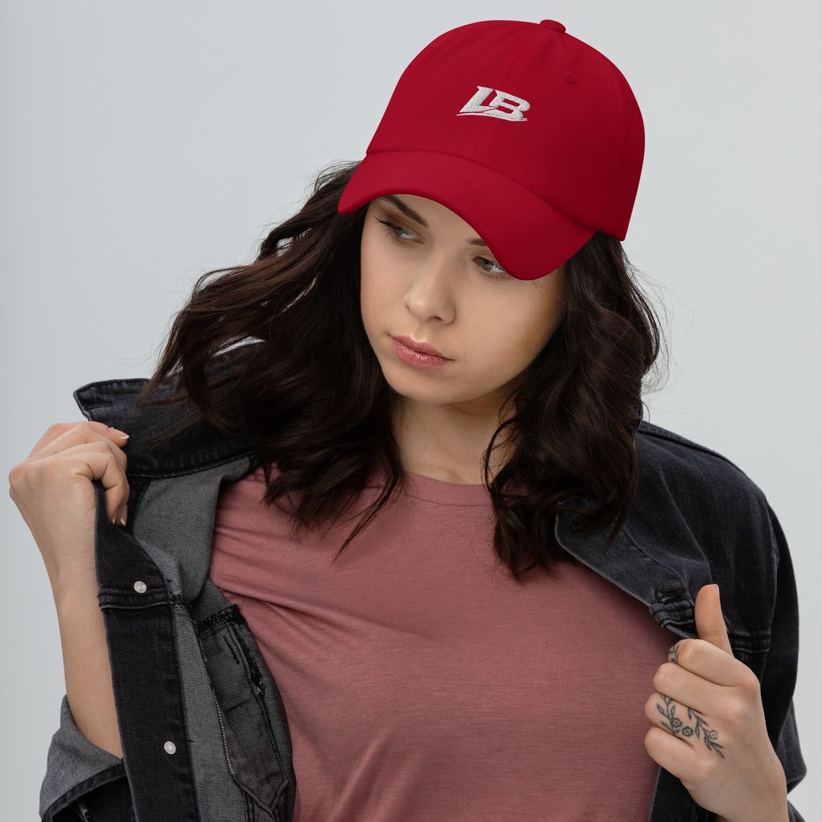 Casquette dad hat unisexe streetwear LB coloris cranberry, vue de face