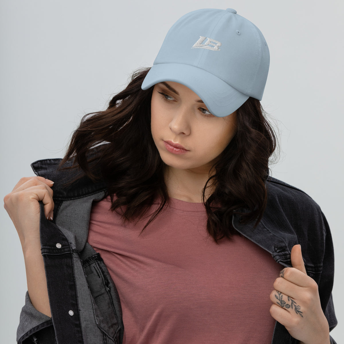 Casquette dad hat unisexe streetwear LB coloris light blue, vue de face