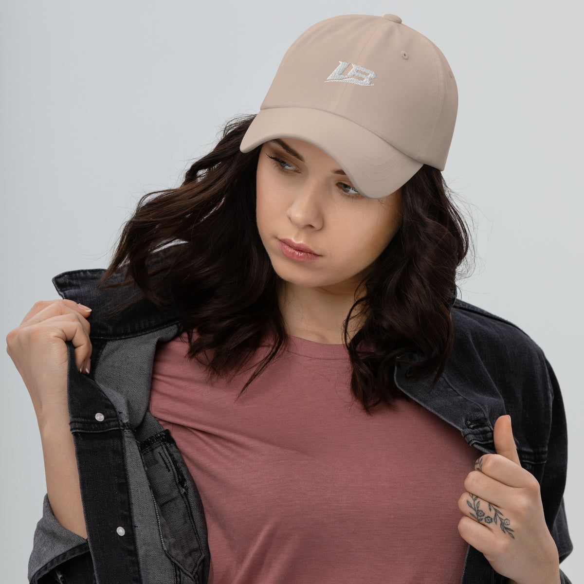 Casquette dad hat unisexe streetwear LB coloris stone, vue de face