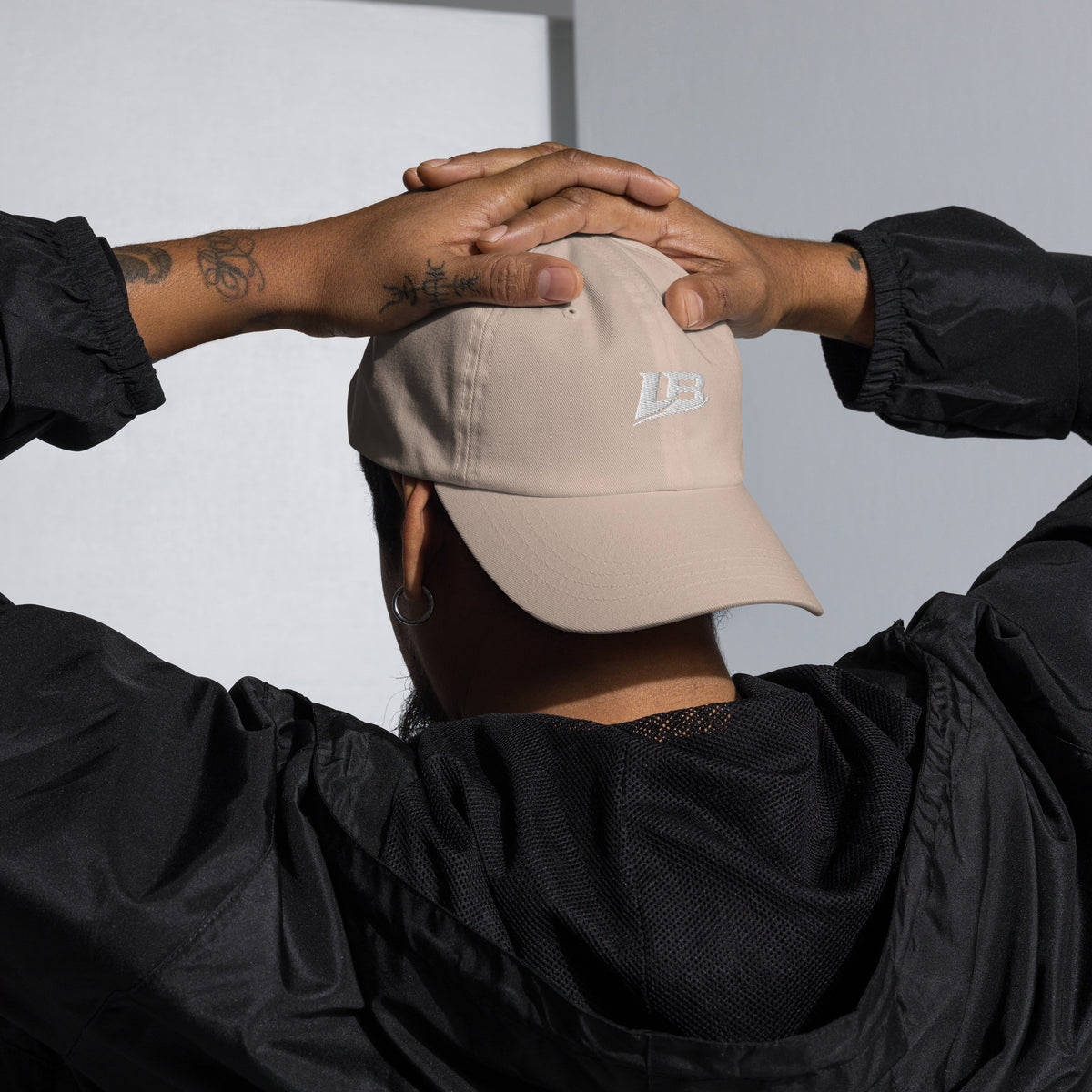 Casquette dad hat unisexe streetwear LB coloris stone, vue de face