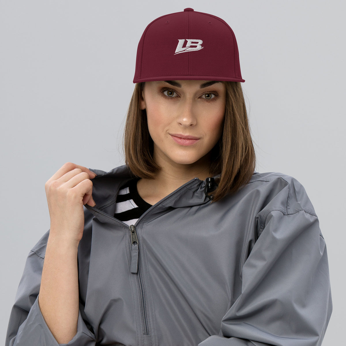Casquette snapback unisexe streetwear LB coloris maroon, vue de face