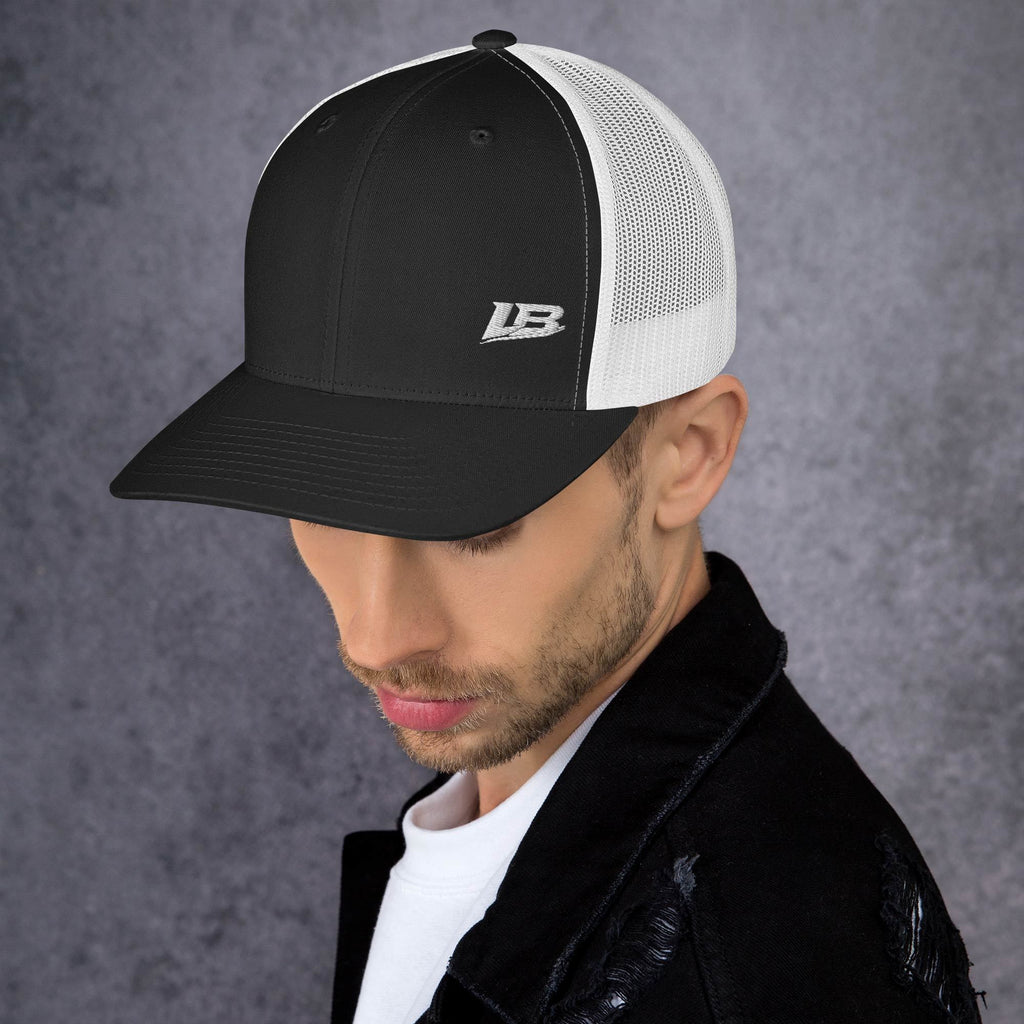 Casquette trucker streetwear unisexe LB noir et blanc, vue de profil gauche