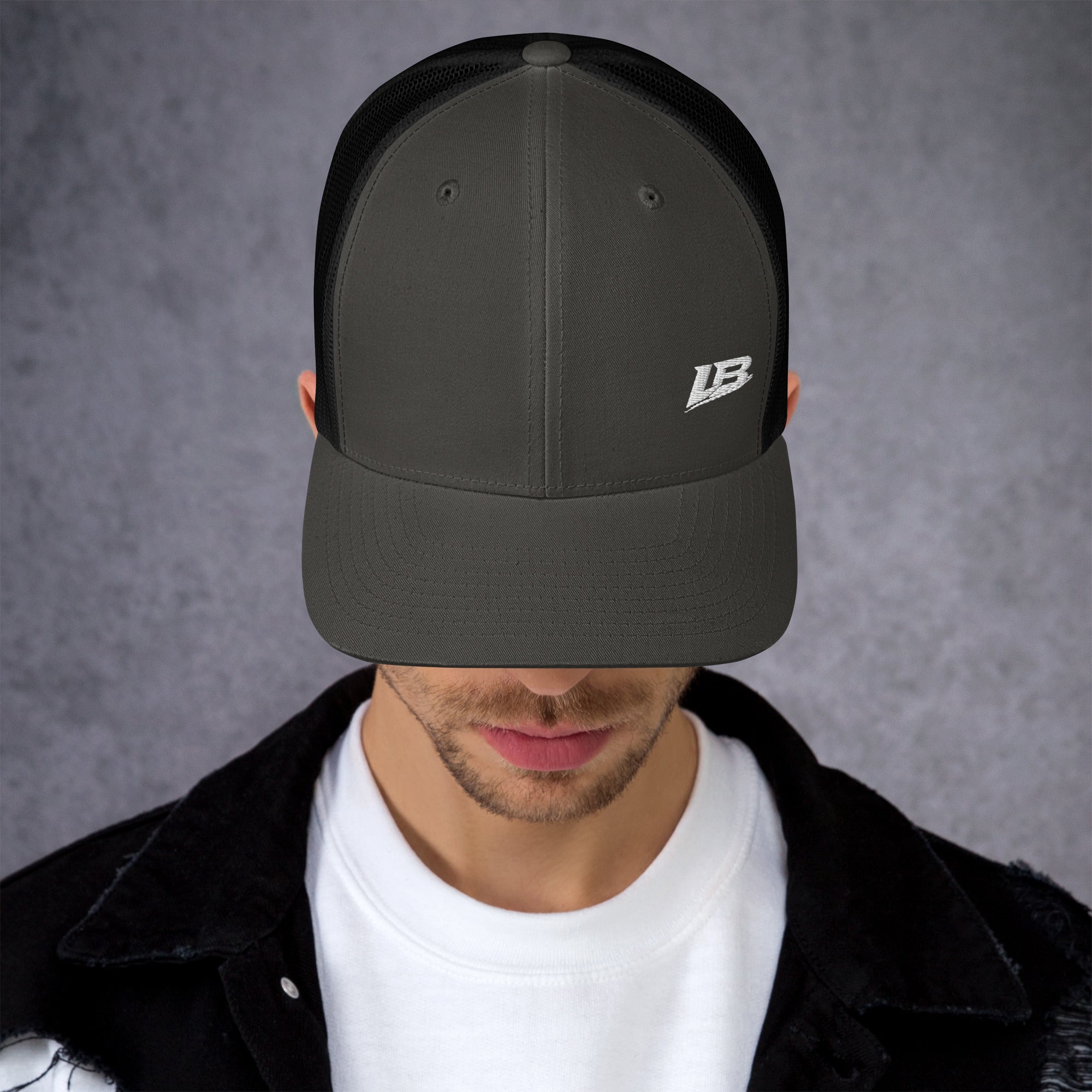 Casquette trucker streetwear unisexe LB anthracite et noir, vue de face