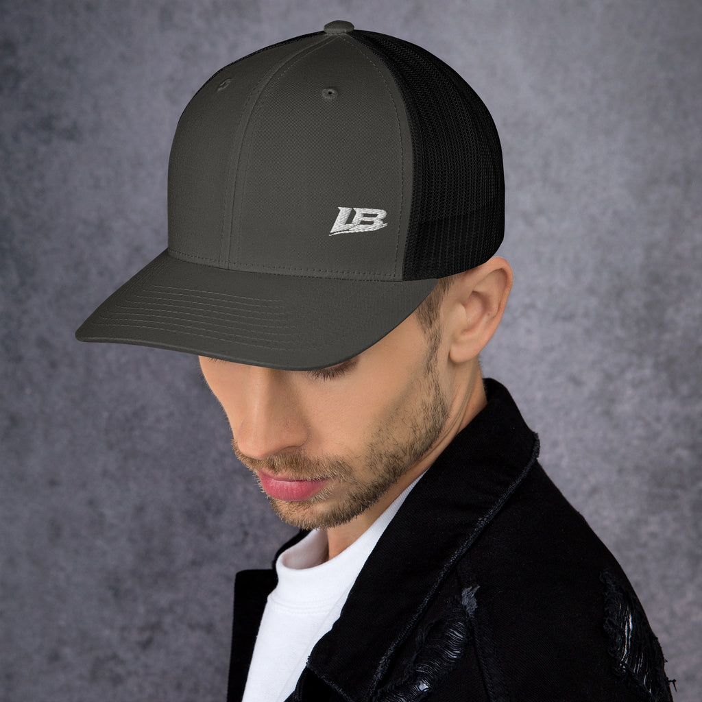 Casquette trucker streetwear unisexe LB anthracite et noir, vue de profil gauche