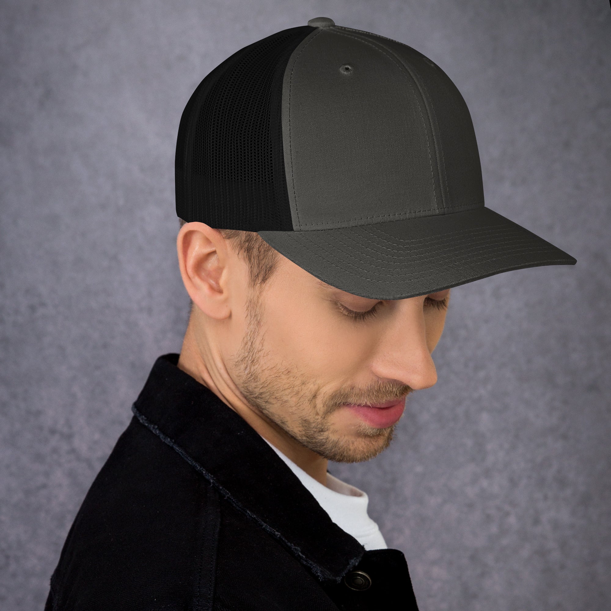 Casquette trucker streetwear unisexe LB anthracite et noir, vue de profil droit