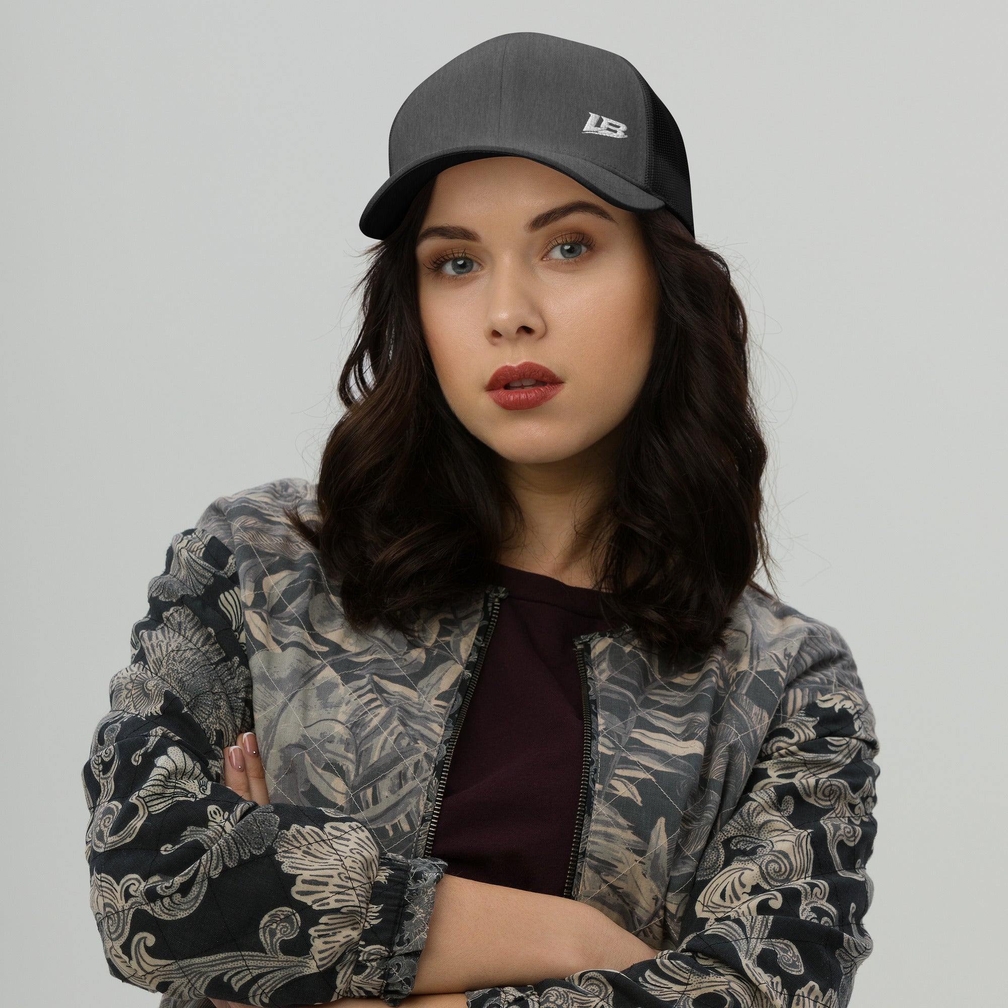 Casquette trucker streetwear unisexe LB gris chine fonce, vue de face alternative