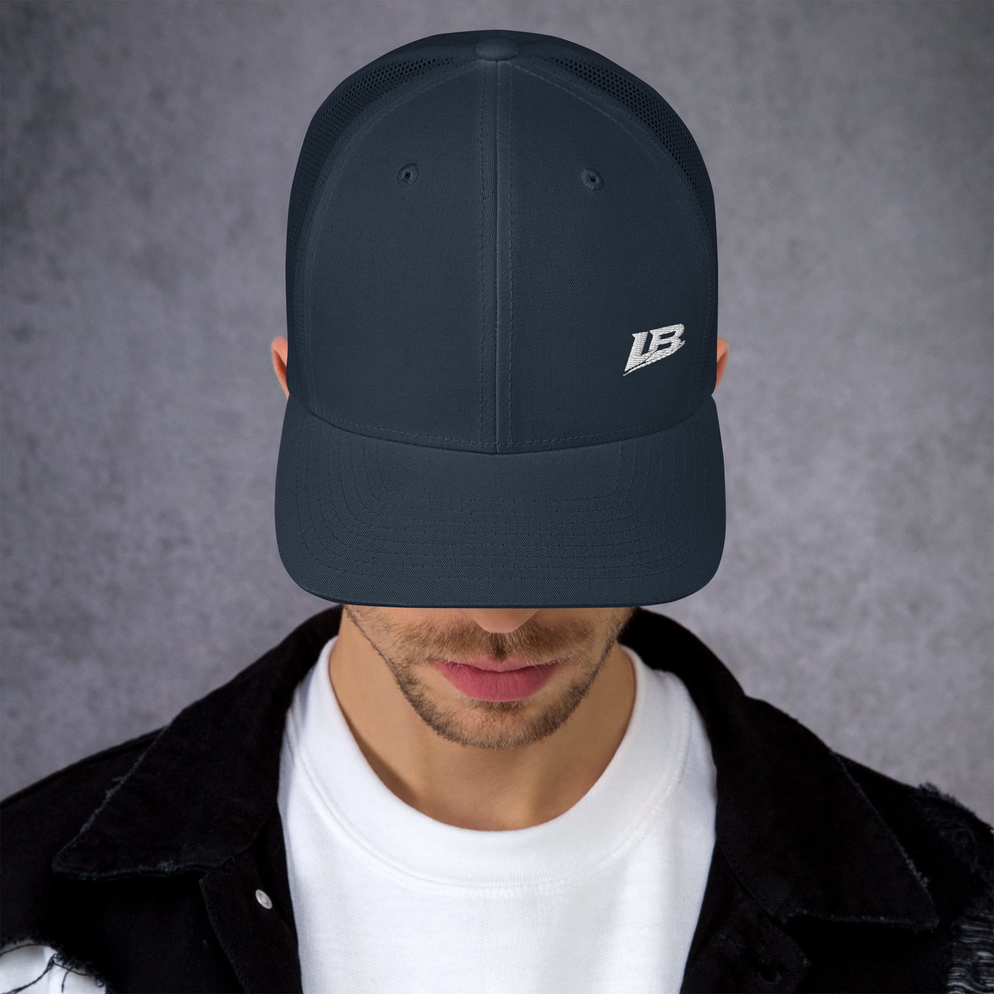 Casquette trucker streetwear unisexe LB bleu marine, vue de face