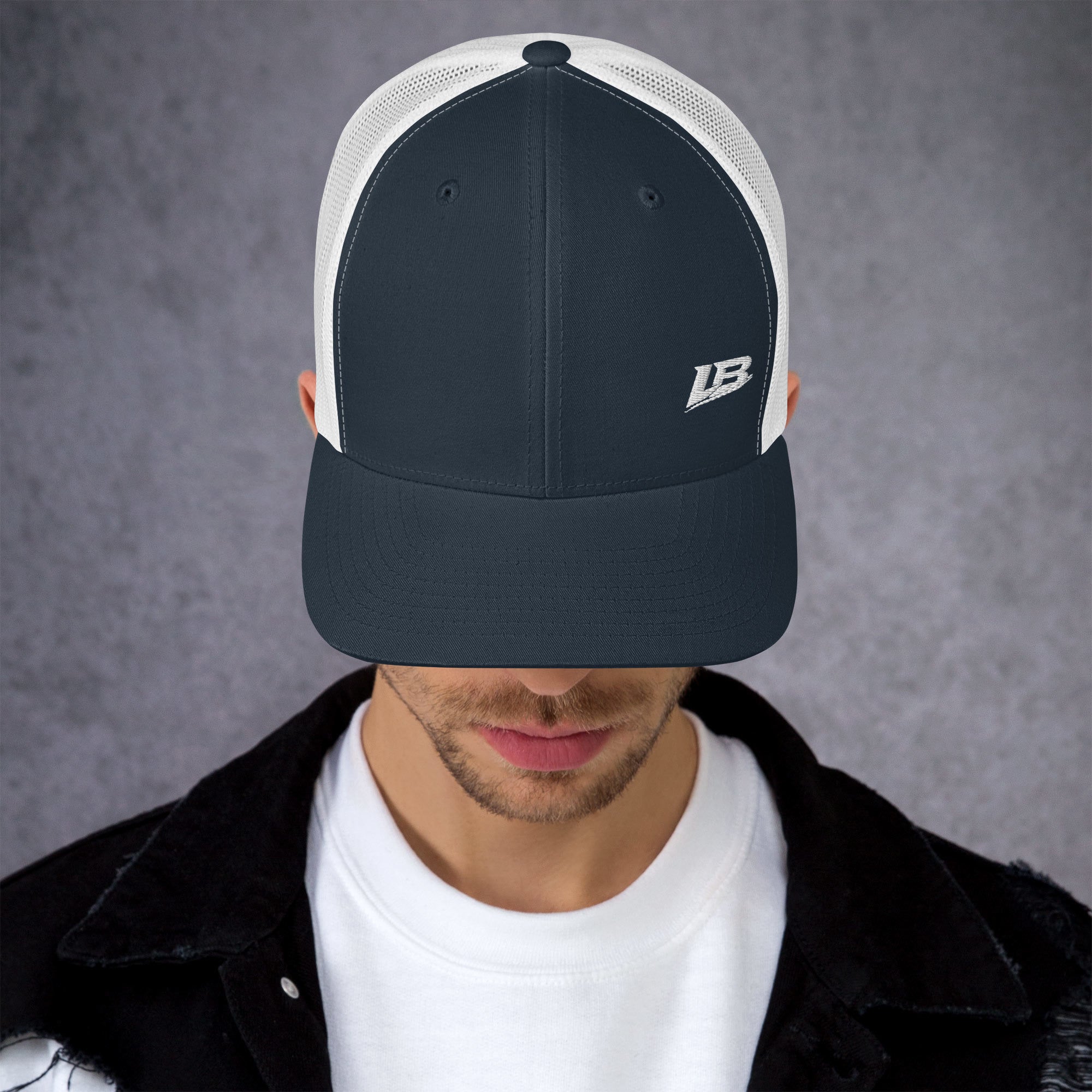 Casquette trucker streetwear unisexe LB bleu marine et blanc, vue de face