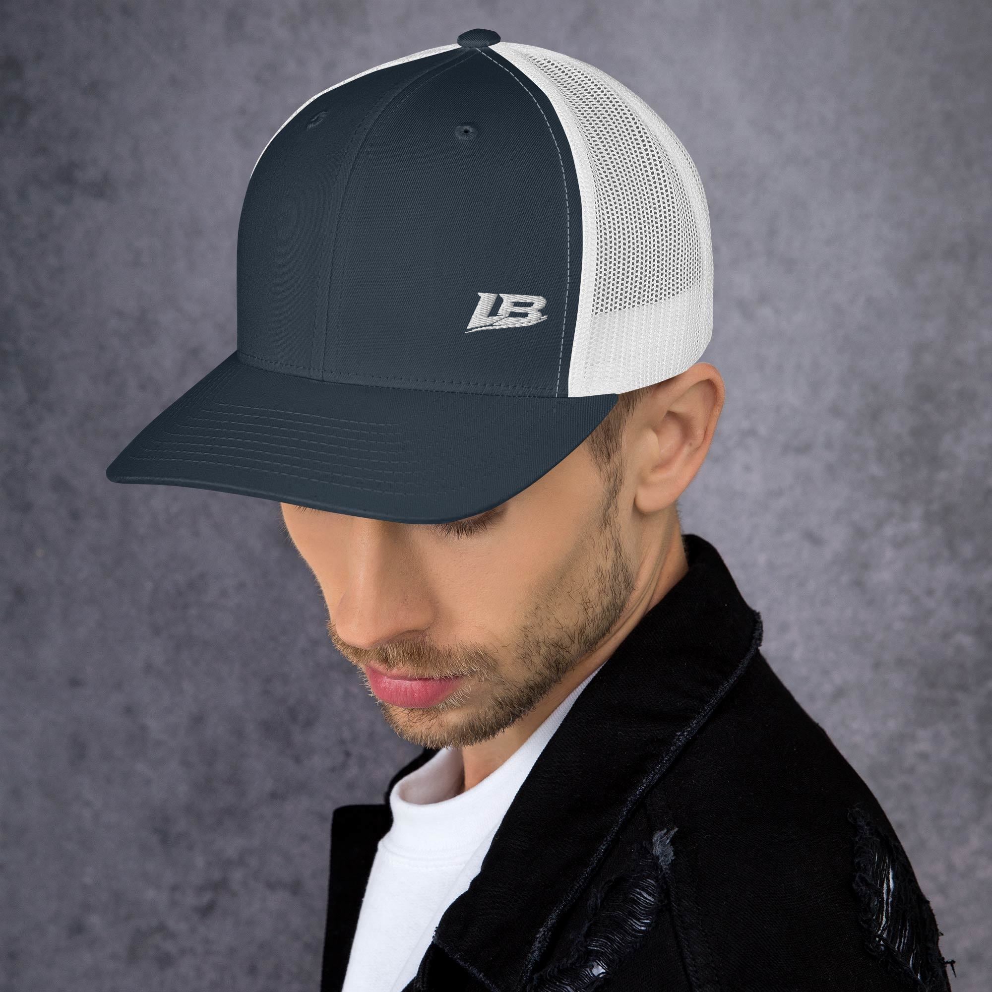Casquette trucker streetwear unisexe LB bleu marine et blanc, vue de profil gauche