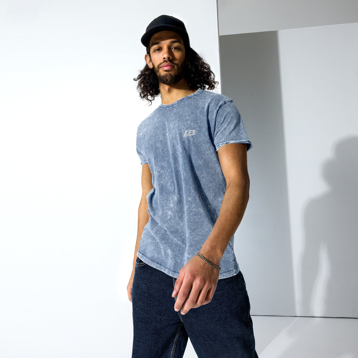 T-shirt denim unisexe streetwear LB coloris denim blue, vue de trois-quarts gauche