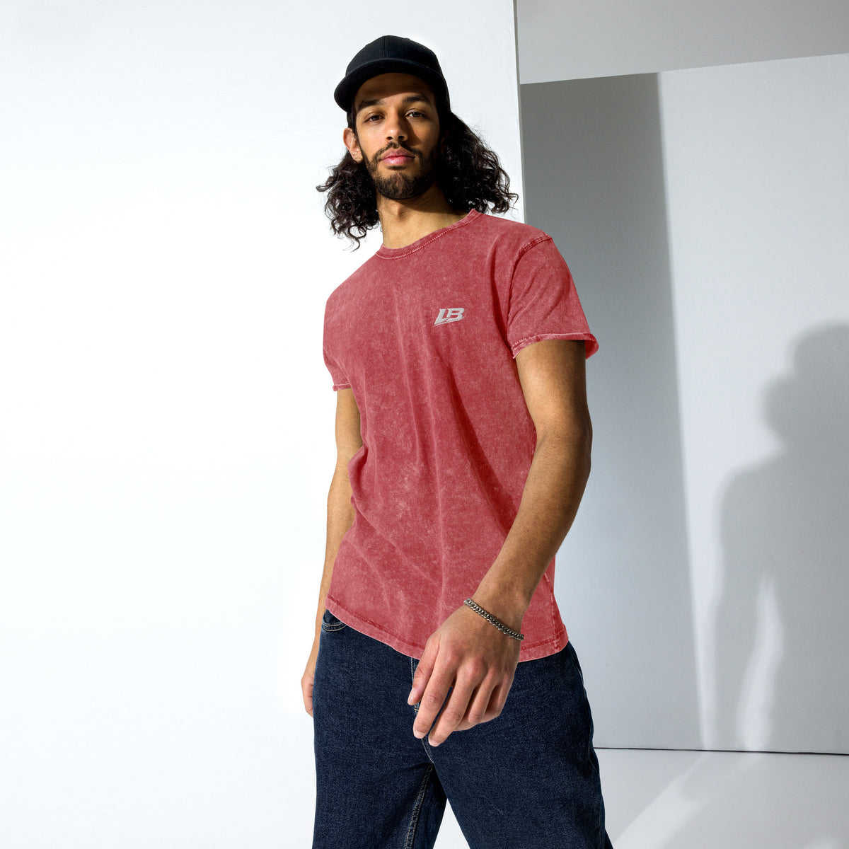 T-shirt denim unisexe streetwear LB coloris garnet red, vue de trois-quarts gauche